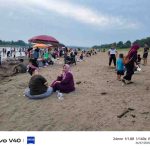 Suasana mandi bongen di Kota Sekayu, warga menghabiskan sore di atas pasir (bongen) yang membenteng di bibir Sungai Musi. Foto: IST