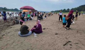 Suasana mandi bongen di Kota Sekayu, warga menghabiskan sore di atas pasir (bongen) yang membenteng di bibir Sungai Musi. Foto: IST