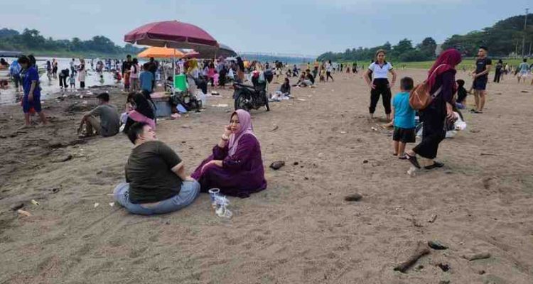 Suasana mandi bongen di Kota Sekayu, warga menghabiskan sore di atas pasir (bongen) yang membenteng di bibir Sungai Musi. Foto: IST