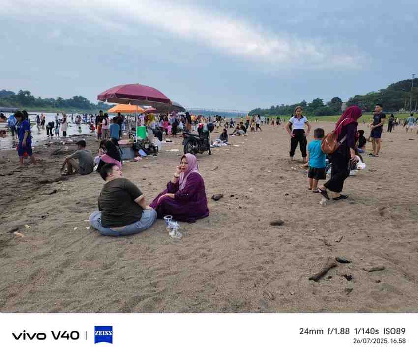 Suasana mandi bongen di Kota Sekayu, warga menghabiskan sore di atas pasir (bongen) yang membenteng di bibir Sungai Musi. Foto: IST