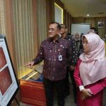 Sekda Sumsel, Edrward Candra melihat sejumlah warisan budaya pada kegiatan Sosialisasi Pelestarian Naskah Kuno bertema “Peningkatan Peran serta Masyarakat dalam Menyelamatkan Naskah Kuno melalui Konservasi dan Alih Media” di Hotel Swarna Dwipa Palembang, Kamis (28/8/2025). Foto: Humas Pemprov Sumsel.