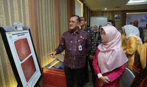 Sekda Sumsel, Edrward Candra melihat sejumlah warisan budaya pada kegiatan Sosialisasi Pelestarian Naskah Kuno bertema “Peningkatan Peran serta Masyarakat dalam Menyelamatkan Naskah Kuno melalui Konservasi dan Alih Media” di Hotel Swarna Dwipa Palembang, Kamis (28/8/2025). Foto: Humas Pemprov Sumsel.