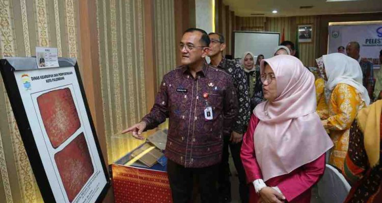 Sekda Sumsel, Edrward Candra melihat sejumlah warisan budaya pada kegiatan Sosialisasi Pelestarian Naskah Kuno bertema “Peningkatan Peran serta Masyarakat dalam Menyelamatkan Naskah Kuno melalui Konservasi dan Alih Media” di Hotel Swarna Dwipa Palembang, Kamis (28/8/2025). Foto: Humas Pemprov Sumsel.