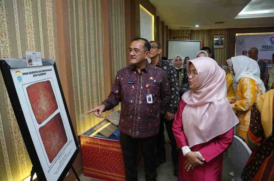Sekda Sumsel, Edrward Candra melihat sejumlah warisan budaya pada kegiatan Sosialisasi Pelestarian Naskah Kuno bertema “Peningkatan Peran serta Masyarakat dalam Menyelamatkan Naskah Kuno melalui Konservasi dan Alih Media” di Hotel Swarna Dwipa Palembang, Kamis (28/8/2025). Foto: Humas Pemprov Sumsel.