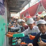 Walikota Palembang, Ratu Dewa secara simbolis memulai pengecatan sejumlah ruko di kawasan Simpang Charitas, yang kini tampak buram, Rabu (13/8/2025). Foto: Sumselheadline/Pitria.