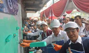 Walikota Palembang, Ratu Dewa secara simbolis memulai pengecatan sejumlah ruko di kawasan Simpang Charitas, yang kini tampak buram, Rabu (13/8/2025). Foto: Sumselheadline/Pitria.