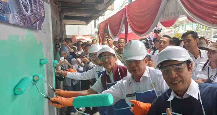 Walikota Palembang, Ratu Dewa secara simbolis memulai pengecatan sejumlah ruko di kawasan Simpang Charitas, yang kini tampak buram, Rabu (13/8/2025). Foto: Sumselheadline/Pitria.