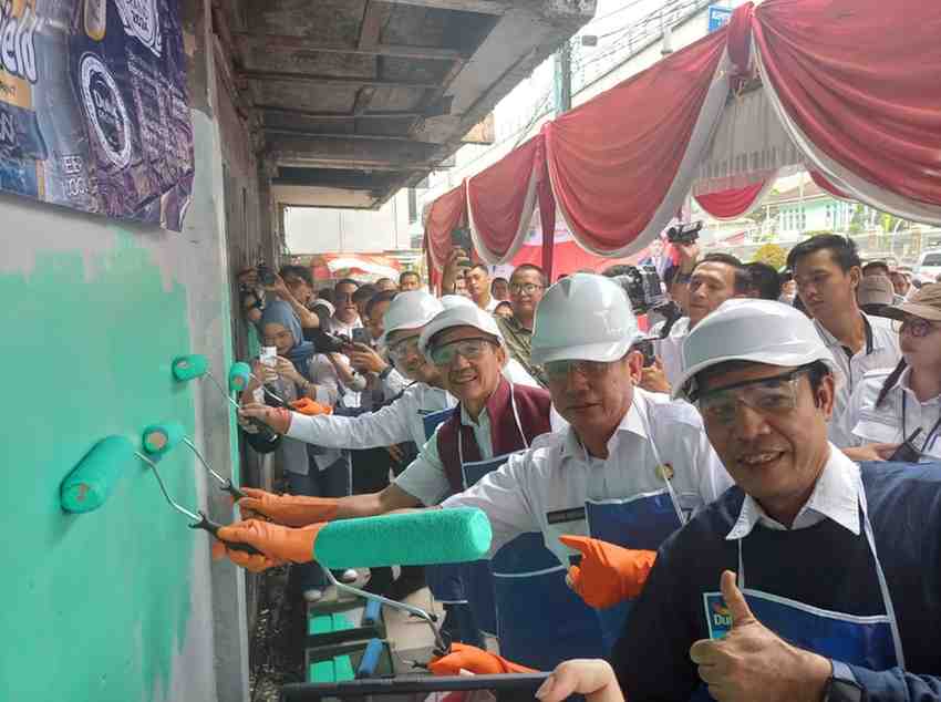 Walikota Palembang, Ratu Dewa secara simbolis memulai pengecatan sejumlah ruko di kawasan Simpang Charitas, yang kini tampak buram, Rabu (13/8/2025). Foto: Sumselheadline/Pitria.