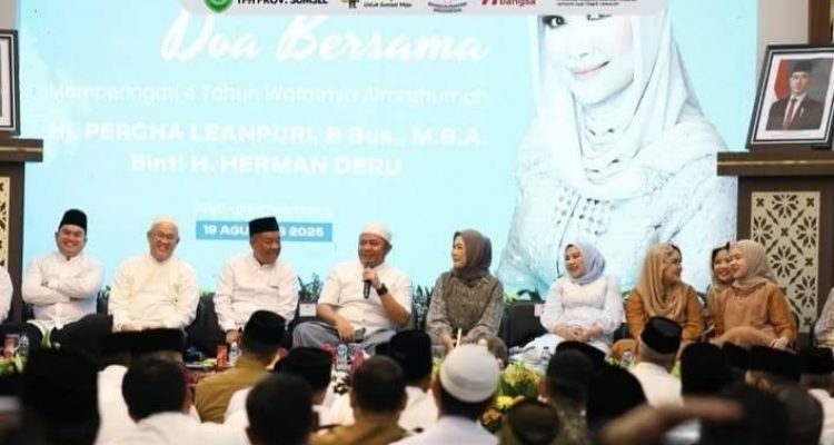 Suasana yasinan pada peringatan empat tahun meninggalnya Hj Percha Leanpuri di Griya Agung, Palembang, Selasa (19/8/2025) malam. Foto: IG pertaniantph.sumsel.