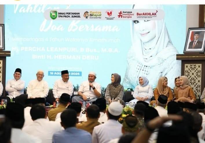 Suasana yasinan pada peringatan empat tahun meninggalnya Hj Percha Leanpuri di Griya Agung, Palembang, Selasa (19/8/2025) malam. Foto: IG pertaniantph.sumsel.