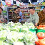 Walikota Palembang, Ratu Dewa melihat-lihat produk yang dijual di Super Indo di Jalan Merdeka, Palembang, Kamis (14/8/2025). Foto: Kominfo Palembang.