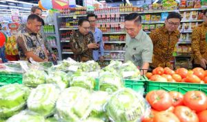Walikota Palembang, Ratu Dewa melihat-lihat produk yang dijual di Super Indo di Jalan Merdeka, Palembang, Kamis (14/8/2025). Foto: Kominfo Palembang.