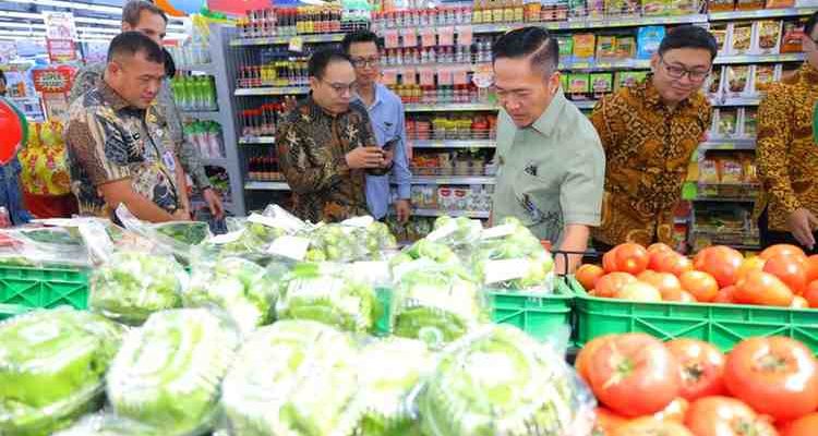 Walikota Palembang, Ratu Dewa melihat-lihat produk yang dijual di Super Indo di Jalan Merdeka, Palembang, Kamis (14/8/2025). Foto: Kominfo Palembang.