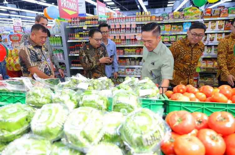 Walikota Palembang, Ratu Dewa melihat-lihat produk yang dijual di Super Indo di Jalan Merdeka, Palembang, Kamis (14/8/2025). Foto: Kominfo Palembang.