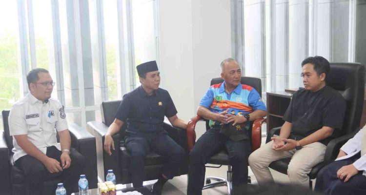 Sekda Muba, Apriyadi mengunjungi RSUD terkait tindakan kekerasan terhadap dokter oleh keluarga pasien, Rabu (13/8/2025). Foto: Kominfo Muba.