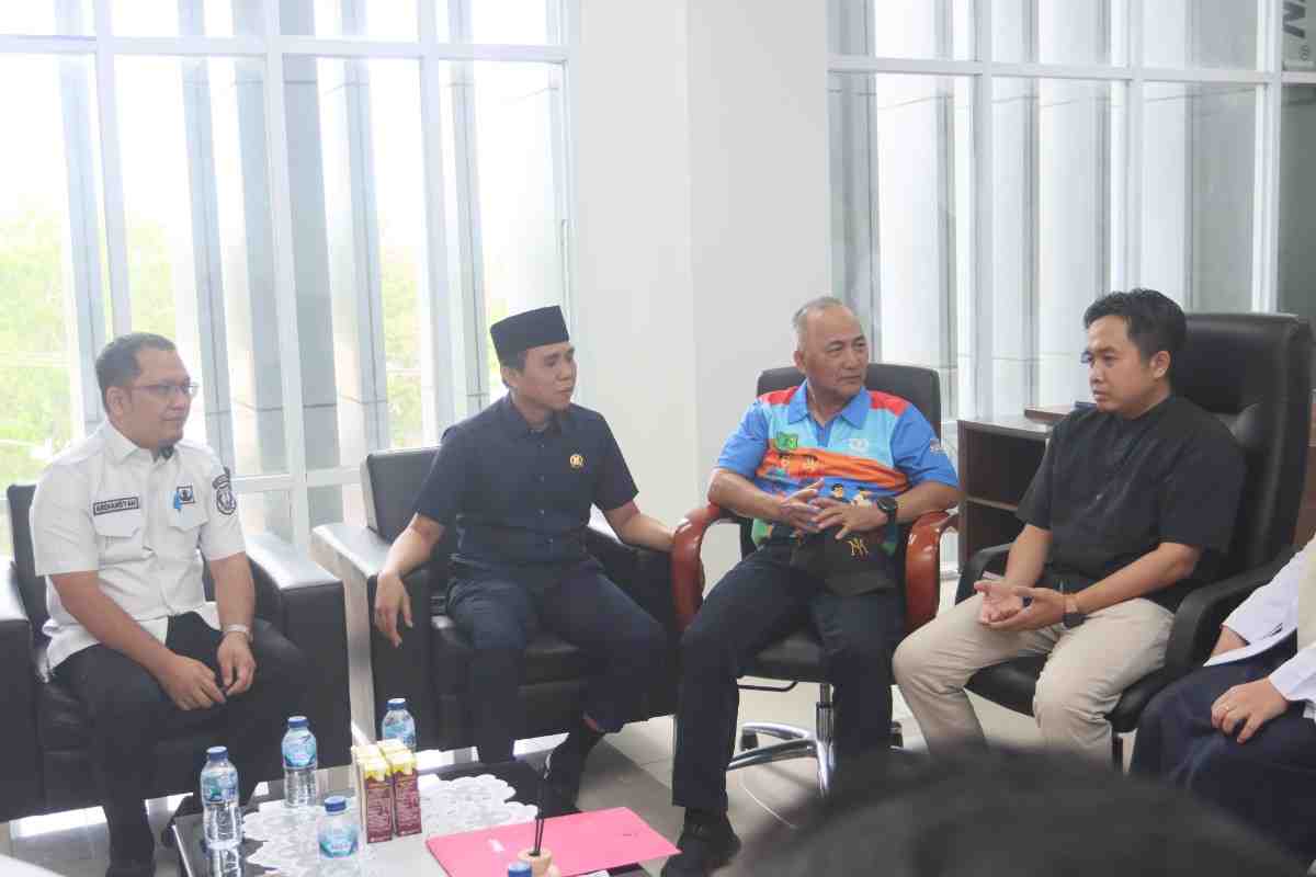 Sekda Muba, Apriyadi mengunjungi RSUD terkait tindakan kekerasan terhadap dokter oleh keluarga pasien, Rabu (13/8/2025). Foto: Kominfo Muba.