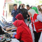 Ketua TP PKK sekaligus Ketua PMI Kota Palembang, Hj. Dewi Sastrani melihat langsung kegiatan donor darah, Minggu (24/8/2025). Foto: Kominfo Palembang.