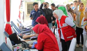 Ketua TP PKK sekaligus Ketua PMI Kota Palembang, Hj. Dewi Sastrani melihat langsung kegiatan donor darah, Minggu (24/8/2025). Foto: Kominfo Palembang.