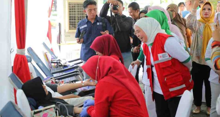 Ketua TP PKK sekaligus Ketua PMI Kota Palembang, Hj. Dewi Sastrani melihat langsung kegiatan donor darah, Minggu (24/8/2025). Foto: Kominfo Palembang.