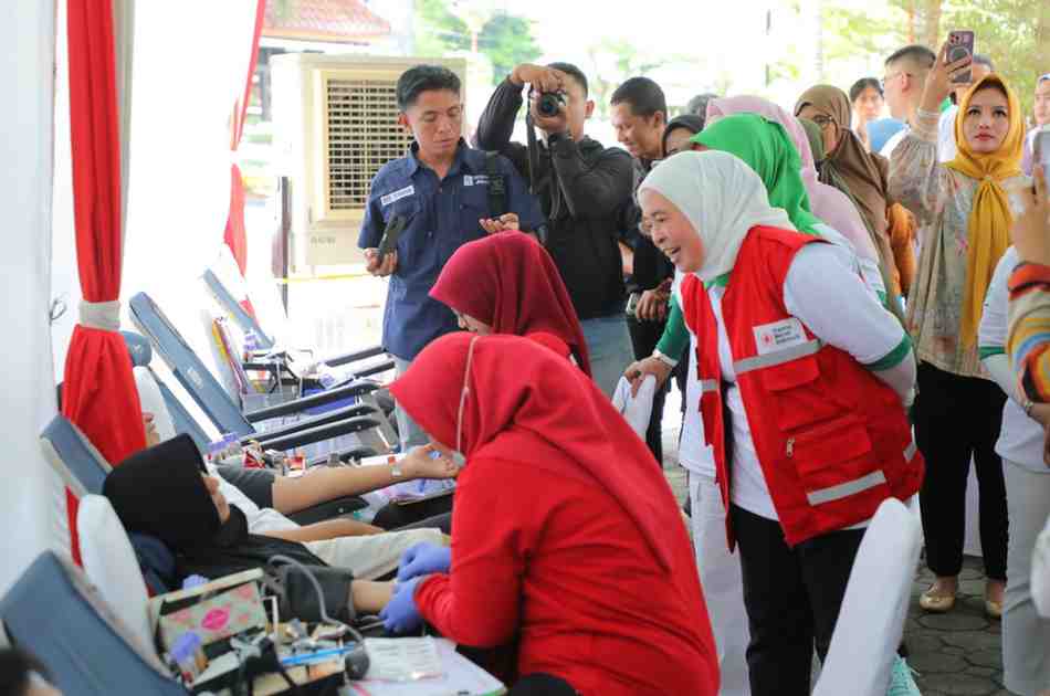 Ketua TP PKK sekaligus Ketua PMI Kota Palembang, Hj. Dewi Sastrani melihat langsung kegiatan donor darah, Minggu (24/8/2025). Foto: Kominfo Palembang.