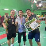 Muhammad Rusedky dan Nurman Hariri, ganda putra Dishub bersama Walikota Palembang, Ratu Dewa, usai menerima hadiah kejuaraan Korpri antar OPD se-Palembang, Minggu (24/8/2025). Foto: IST