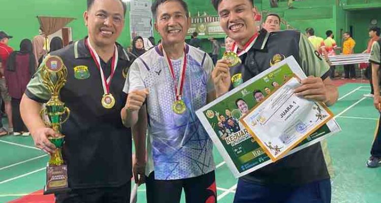Muhammad Rusedky dan Nurman Hariri, ganda putra Dishub bersama Walikota Palembang, Ratu Dewa, usai menerima hadiah kejuaraan Korpri antar OPD se-Palembang, Minggu (24/8/2025). Foto: IST