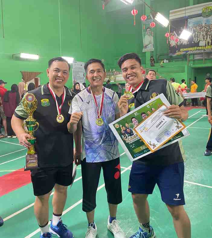 Muhammad Rusedky dan Nurman Hariri, ganda putra Dishub bersama Walikota Palembang, Ratu Dewa, usai menerima hadiah kejuaraan Korpri antar OPD se-Palembang, Minggu (24/8/2025). Foto: IST