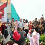 Kepala Bagian Kesejahteraan Rakyat (Kesra) Kota Palembang, Sodikin bersama para juara pada festival kesenian islam, Jumat (21/8/2025). Foto: Kominfo Palembang.