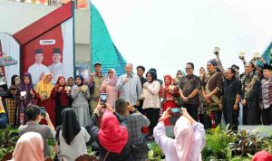 Kepala Bagian Kesejahteraan Rakyat (Kesra) Kota Palembang, Sodikin bersama para juara pada festival kesenian islam, Jumat (21/8/2025). Foto: Kominfo Palembang.
