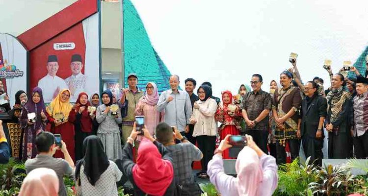 Kepala Bagian Kesejahteraan Rakyat (Kesra) Kota Palembang, Sodikin bersama para juara pada festival kesenian islam, Jumat (21/8/2025). Foto: Kominfo Palembang.