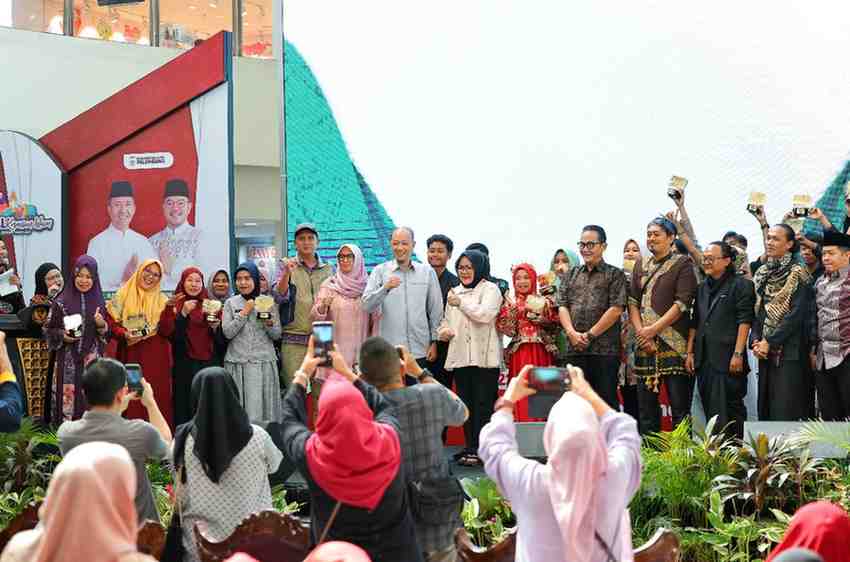 Kepala Bagian Kesejahteraan Rakyat (Kesra) Kota Palembang, Sodikin bersama para juara pada festival kesenian islam, Jumat (21/8/2025). Foto: Kominfo Palembang.