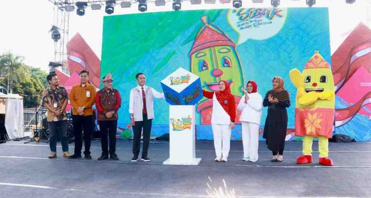Walikota Palembang, Ratu Dewa yang membuka secara simbolis festival perahu bidar 2025 di Pelataran BKB, JUmat (15/8/2025). Foto: Kominfo Palembang.