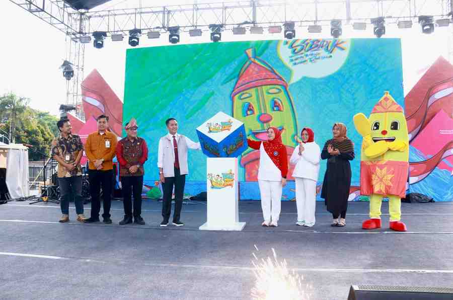 Walikota Palembang, Ratu Dewa yang membuka secara simbolis festival perahu bidar 2025 di Pelataran BKB, JUmat (15/8/2025). Foto: Kominfo Palembang.