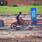 Aksi dalah satu peserta kompetisi Prolog Motor Trail Daviena Racing Team yang diselenggarakan Daviena Group di Sirkuit DRT Talang Kelapa Palembang, Minggu (24/8/2025). Foto: Humas Pemprov Sumsel.