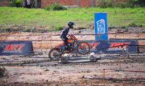 Aksi dalah satu peserta kompetisi Prolog Motor Trail Daviena Racing Team yang diselenggarakan Daviena Group di Sirkuit DRT Talang Kelapa Palembang, Minggu (24/8/2025). Foto: Humas Pemprov Sumsel.
