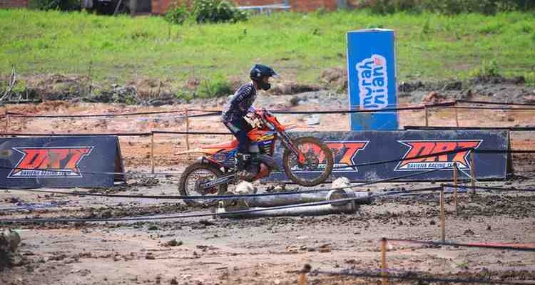 Aksi dalah satu peserta kompetisi Prolog Motor Trail Daviena Racing Team yang diselenggarakan Daviena Group di Sirkuit DRT Talang Kelapa Palembang, Minggu (24/8/2025). Foto: Humas Pemprov Sumsel.