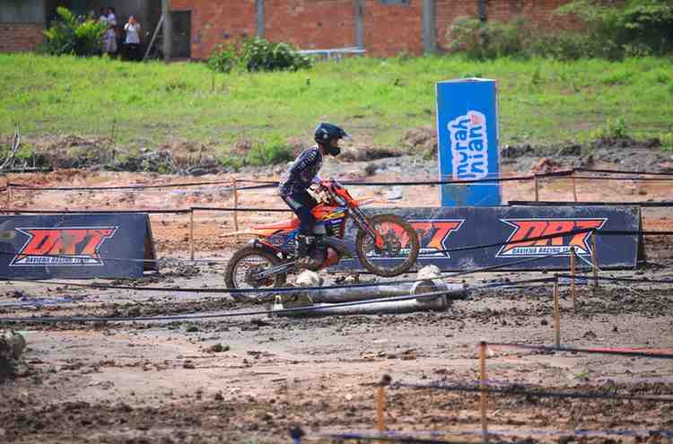 Aksi dalah satu peserta kompetisi Prolog Motor Trail Daviena Racing Team yang diselenggarakan Daviena Group di Sirkuit DRT Talang Kelapa Palembang, Minggu (24/8/2025). Foto: Humas Pemprov Sumsel.