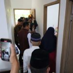 Walikota Palembang, Ratu Dewa menyerahkan rumah hasil bedah rumah Yunus, warga Lr. Air Tawa No47 RT/RW 29/10 Kelurahan 30 Ilir Kecamatan IB II, Selasa (19/8/2025). Foto: Kominfo Palembang.
