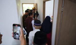 Walikota Palembang, Ratu Dewa menyerahkan rumah hasil bedah rumah Yunus, warga Lr. Air Tawa No47 RT/RW 29/10 Kelurahan 30 Ilir Kecamatan IB II, Selasa (19/8/2025). Foto: Kominfo Palembang.