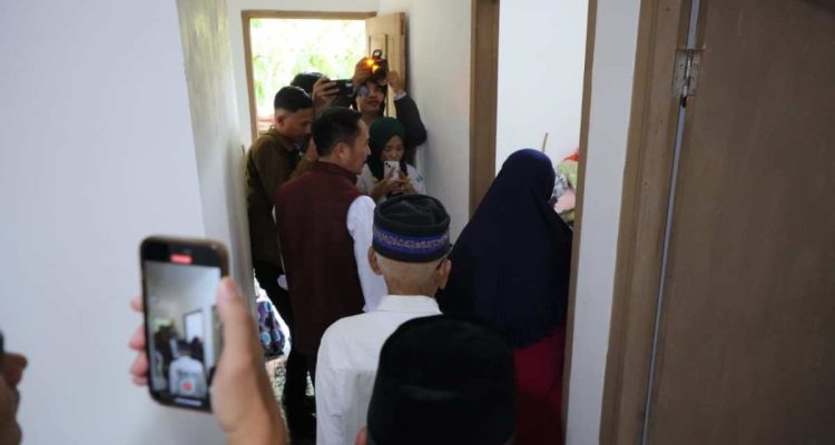 Walikota Palembang, Ratu Dewa menyerahkan rumah hasil bedah rumah Yunus, warga Lr. Air Tawa No47 RT/RW 29/10 Kelurahan 30 Ilir Kecamatan IB II, Selasa (19/8/2025). Foto: Kominfo Palembang.