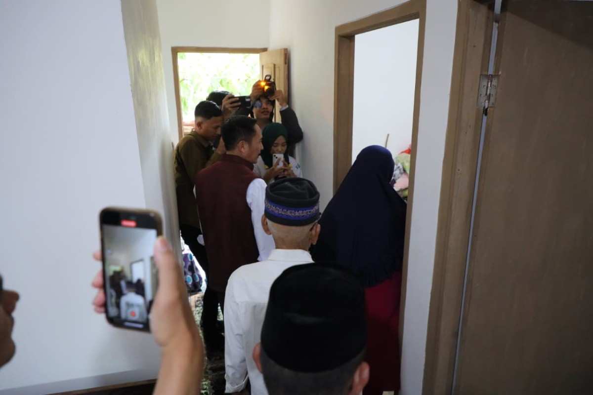 Walikota Palembang, Ratu Dewa menyerahkan rumah hasil bedah rumah Yunus, warga Lr. Air Tawa No47 RT/RW 29/10 Kelurahan 30 Ilir Kecamatan IB II, Selasa (19/8/2025). Foto: Kominfo Palembang.