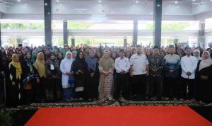 Ketua BKMT Muba Hj. Asna Aini Apriyadi bersama para pengurus BKMT Muba bersama peserta lomba dalam rangka HUT RI, Rabu (13/8/2025). Foto: Kominfo Muba.