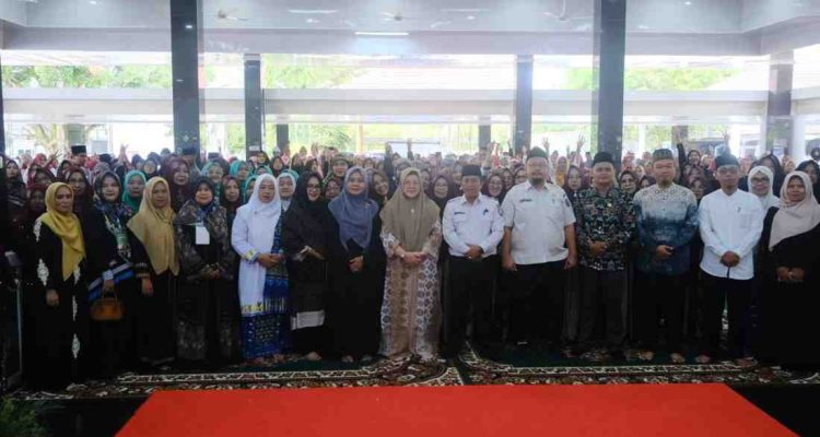 Ketua BKMT Muba Hj. Asna Aini Apriyadi bersama para pengurus BKMT Muba bersama peserta lomba dalam rangka HUT RI, Rabu (13/8/2025). Foto: Kominfo Muba.