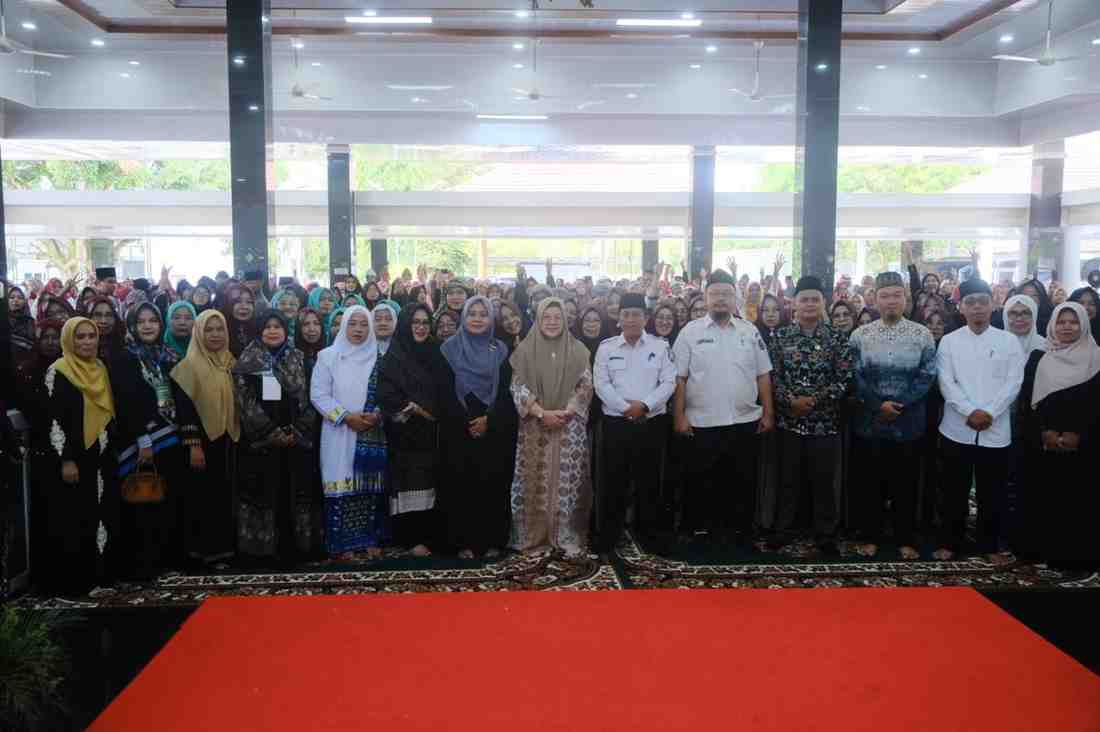 Ketua BKMT Muba Hj. Asna Aini Apriyadi bersama para pengurus BKMT Muba bersama peserta lomba dalam rangka HUT RI, Rabu (13/8/2025). Foto: Kominfo Muba.