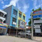 Parkiran minimarket Indomaret dan Alfamart masih sering dijumpai pengutan parkir, padahal parkir di sana gratis. Foto: Sumselheadline/Pitria.