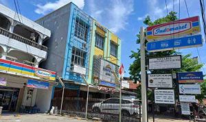 Parkiran minimarket Indomaret dan Alfamart masih sering dijumpai pengutan parkir, padahal parkir di sana gratis. Foto: Sumselheadline/Pitria.