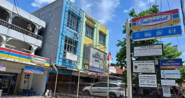 Parkiran minimarket Indomaret dan Alfamart masih sering dijumpai pengutan parkir, padahal parkir di sana gratis. Foto: Sumselheadline/Pitria.