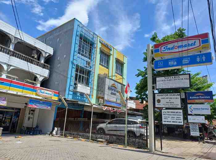 Parkiran minimarket Indomaret dan Alfamart masih sering dijumpai pengutan parkir, padahal parkir di sana gratis. Foto: Sumselheadline/Pitria.