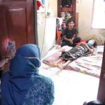 Ketua TP PKK Kota Palembang, Dewi Sastrani, turun langsung menjenguk sekaligus memberikan bantuan kepada salah satu warga yang membutuhkan, Hani Yuliza, yang tinggal di Lorong Sei Tawar, Kelurahan 29 Ilir, Kecamatan Ilir Barat II, Palembang. Foto: Kominfo Palembang.