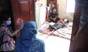 Ketua TP PKK Kota Palembang, Dewi Sastrani, turun langsung menjenguk sekaligus memberikan bantuan kepada salah satu warga yang membutuhkan, Hani Yuliza, yang tinggal di Lorong Sei Tawar, Kelurahan 29 Ilir, Kecamatan Ilir Barat II, Palembang. Foto: Kominfo Palembang.